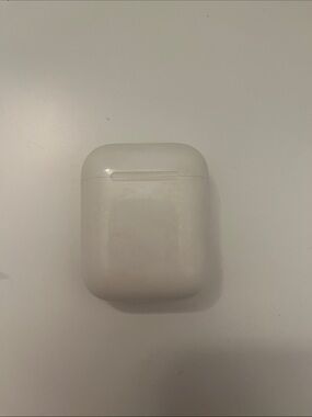 Apple White Earbud Charging Case